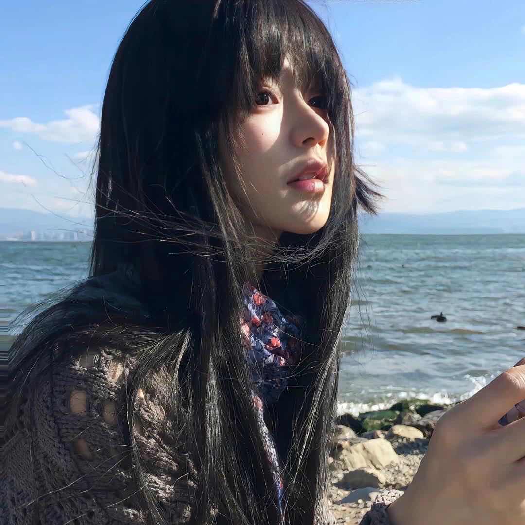 美女头像一个人_美女照片游泳写真壁纸